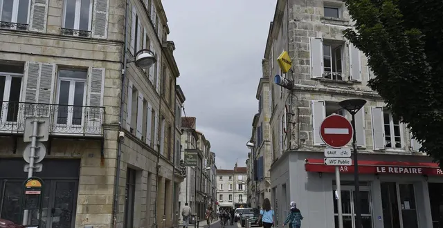 photo  les faits se sont déroulés samedi 7 mars dernier, place saint-jean, en plein centre-ville de niort.  &copy;  archives co - christophe bernard. 