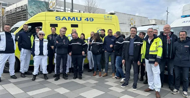 photo  ambulanciers et urgentistes se mobilisent à angers contre une potentielle réforme de l’organisation des urgences.  &copy;  ouest-france 