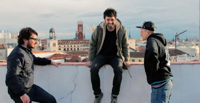 photo  le réalisateur rodrigo sorogoyen (au centre), ici lors du tournage, en 2013, de son premier film, « stokholm », est l’invité d’honneur du festival du cinéma espagnol de nantes.  &copy;  laia lluch 