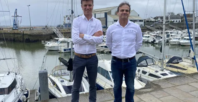 photo  deux des trois associés de gyt : ulysse harin et ronan guérin devant le chantier naval du croisic (loire-atlantique).  &copy;  ouest-france 