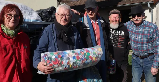 photo  de gauche à droite : jacqueline de pape (référente de l’association), alain boscher (bénévole), jean-pierre boulent (bénévole), jean-luc tabesse (bénévole) et jacques de pape (référent de l’association).  &copy;  ouest-france 