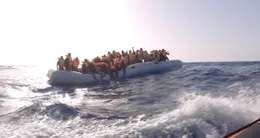 actu cin&eacute;ma  un canot de migrants en méditerranée avant un sauvetage. 