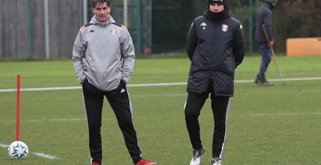 photo  arrivé en janvier 2026 au sein du staff technique du stade lavallois, pascal grosbois (à gauche) est l’un des adjoints d’olivier frapolli (à droite), et a en charge les coups de pied arrêtés.  &copy;  jean-françois quinebêche 