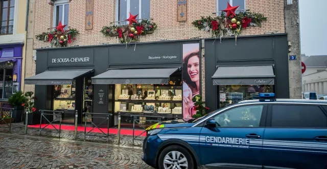 photo  les gendarmes étaient rapidement intervenus à la bijouterie de sousa-chevalier, dans le centre-ville de la ferté-bernard.  &copy;  archives le maine libre - yvon loué 