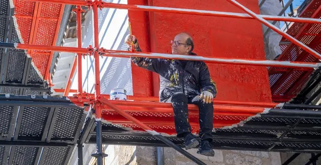 photo  l’artiste georges rousse a intégré un échafaudage dans le travail qu’il réalise sur la maison gaufrette, à niort, rue du 14-juillet. la photo qu’il prendra du sujet peint sera son œuvre.  &copy;  co – eric chauvet 