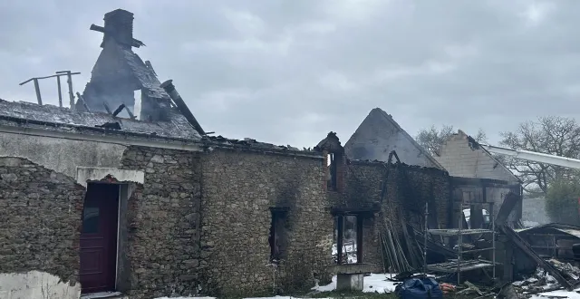photo  une maison incendiée à donges le 12 mars 2026.  &copy;  ouest-france 