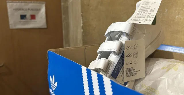 photo  après avoir perdu son bras, les patrons de cet intérimaire sont venus lui remettre un cadeau à l’hôpital : des chaussures à scratch. son avocat ne s’est pas privé d’appuyer sur ce détail jugé indécent.  &copy;  ouest-france 