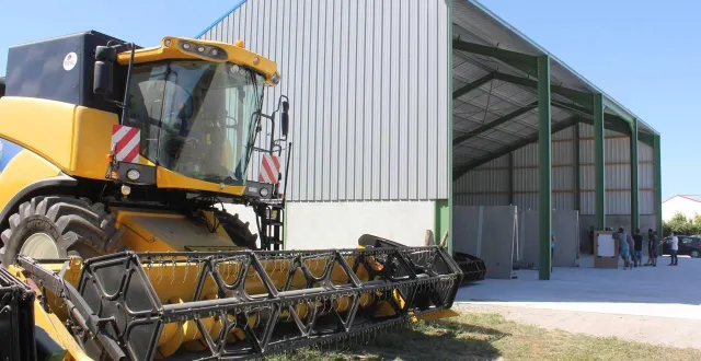 photo  il est conseillé de stationner les engins agricoles dans un hangar.  &copy;  archives co 