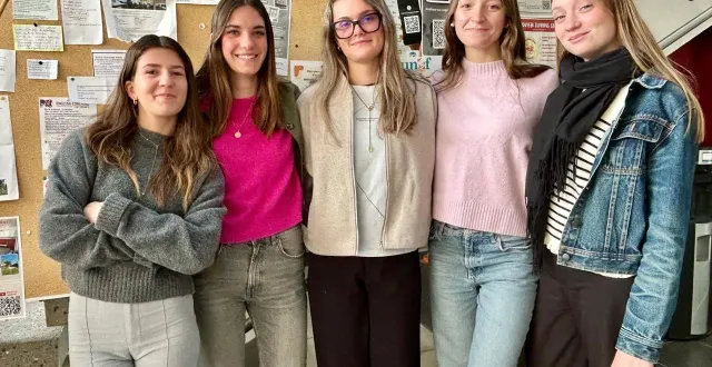 photo  angers, campus saint-serge, le 2 mars 2026. parmi neuf étudiants et étudiantes rencontrées sur le campus, seule l’angevine céleste (2e à gauche), connaissait le nom du maire d’angers.  &copy;  co 