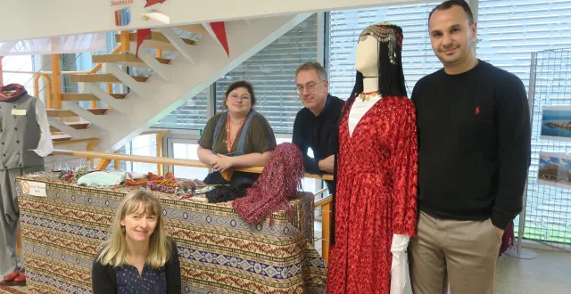 photo  youssef ben amar, steve belliard, laëtitia et céline, bibliothécaires présentent l’exposition qui se déroule à la médiathèque sud.  &copy;  ouest-france 