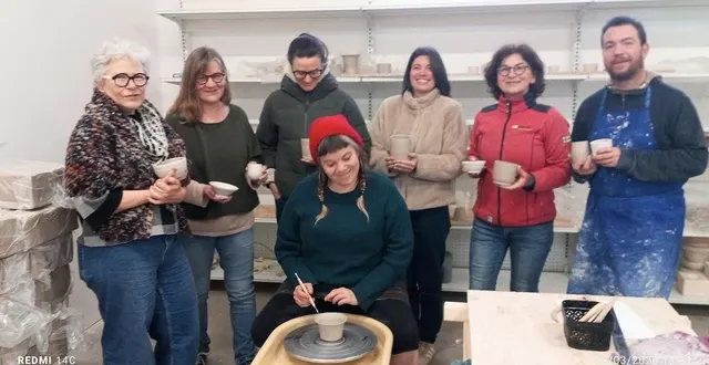 photo  au cfp le verger les stagiaires en initiation au tournage en céramique autour de leur formatrice dans l’atelier 14 à gennes.  &copy;  co 