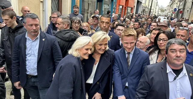 photo  marine le pen, ici avec sa sœur marie-caroline et romain lemoigne que la députée du pas-de-calais est venue soutenir à quelques jours du premier tour des élections municipales.  &copy;  le maine libre 