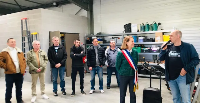 photo  la maire véronique cantin, le maître d’œuvre jean-marie boby et l’équipe technique, dirigée par alain prou (2e à g), ont inauguré les nouveaux ateliers municipaux.  &copy;  le maine libre 