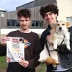 photo  mathias chauveau et célestin carré posent avec arya, la jeune chienne welsh corgi pembroke d’une professeure, pour faire la promotion de leur « journée canine » organisée ce samedi 14 mars 2026 au lycée val de sarthe, à sablé-sur-sarthe. 