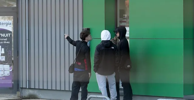 photo  dans leurs messages vocaux, des élèves d’un lycée situé en deux-sèvres s’organisent pour harceler et discriminer sans représailles plusieurs de leurs camarades.  &copy;  illustration co - benoit felace 