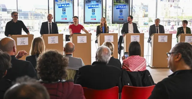 photo  les sept candidats à la mairie du mans étaient réunis pour ce débat : (de gauche à droite) arnaud rabette, olivier sasso, benjamin sainty, victoria de vigneral, maël brillant, stéphane le foll, marietta karamanli.  &copy;  le maine libre - denis lambert 