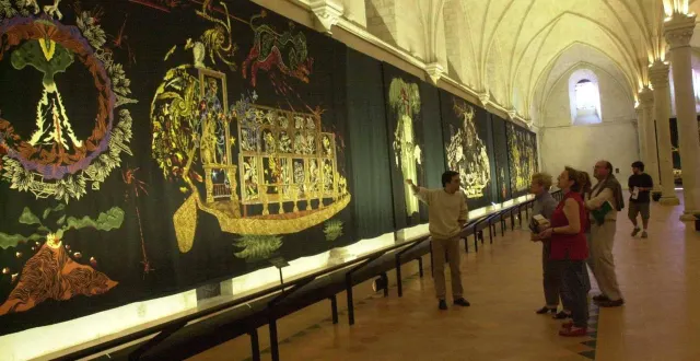 photo  angers, musée jean-lurçat, 2025. les visiteurs découvrent la tapisserie du « chant du monde » de jean lurçat.  &copy;  archives co 
