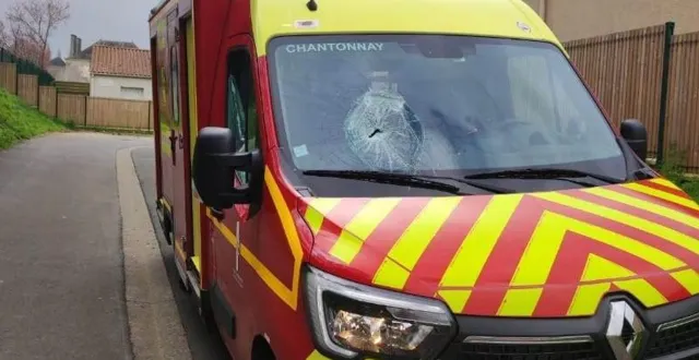 photo  le véhicule de secours des sapeurs-pompiers du centre de secours de chantonnay a été endommagé lors d’une intervention.  &copy;  sdis 85 