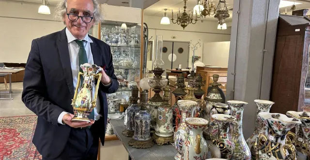 photo  chaque année, l’hôtel des ventes de bayeux consacre au moins une vente à la porcelaine qui porte le nom de la ville et dont la production a été arrêtée en 1951.  &copy;  archives ouest-france 