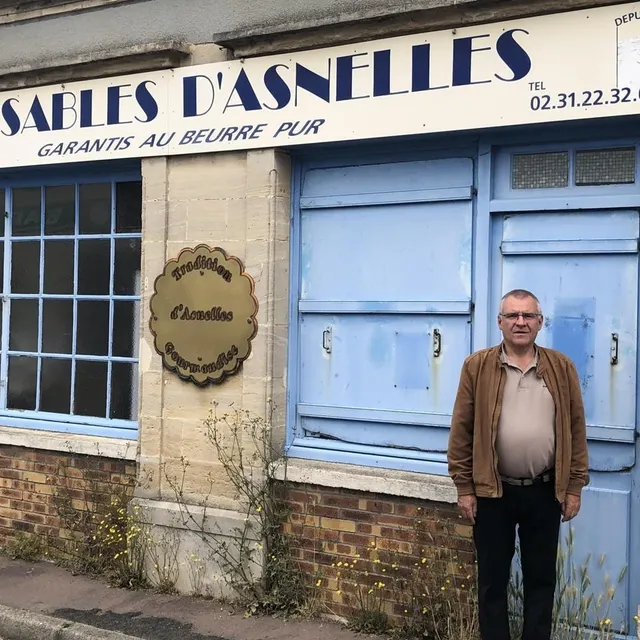 photo jean-françois otter devant le bâtiment qui abrite, pour l’heure, l’atelier de fabrication des sablés d’asnelles.  ©  archives ouest-france