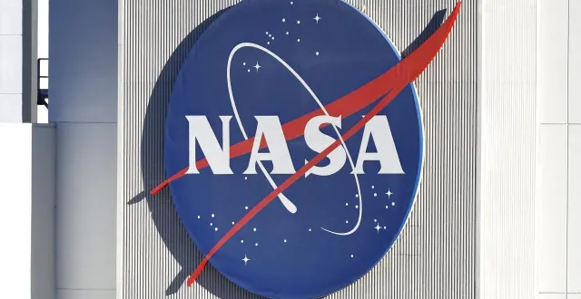 photo  le logo de la nasa affiché au jet propulsion laboratory de l’agence spatiale américaine, à la cañada flintridge, en californie, le 15 octobre 2025.  &copy;  mario tama / getty images north america via afp 