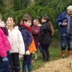 photo les enfants du club nature ont planté des pommes de terre et les ont protégées sous une épaisse couverture de paille.