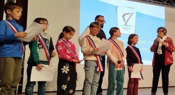 photo  les douze élus du conseil municipal des enfants sont montés sur la scène pour présenter leur projet.  &copy;  ouest-france 