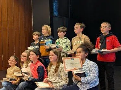photo  la meilleure lecture à voix haute parmi ces dix jeunes a remporté la finale départementale.  &copy;  ville de bouchemaine 