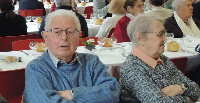 photo  le repas des aînés a réuni, mercredi, 310 convives. parmi eux, il en est un qui revient depuis plus de trente ans : henri bazile. du haut de ses 98 printemps, toujours bon pied, bon œil, entouré de ses amis de la résidence autonomie, il profite de ces instants. « ça nous permet de retrouver et revoir des personnes que l’on a perdues de vue, de discuter et se remémorer les années passées ! »  &copy;  ouest-france 