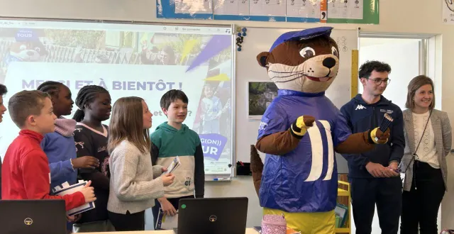 photo  mardi 3 mars, la classe de cm2 du groupe scolaire saint-exupéry a reçu similien hamon, coureur cycliste professionnel de l’équipe nantaise cic pro cycling academy, et dynamo, la mascotte du région pays de la loire tour. cette course cycliste passera par avrillé jeudi 9 avril. cette rencontre a conclu une journée où les élèves ont participé à une activité savoir rouler, organisée par la ville d’avrillé.  &copy;  ouest-france 