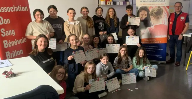 photo  à droite, michel drouin de l’association du don de sang bénévole est venu à la rencontre des jeunes secouristes du collège saint-michel.  &copy;  le maine libre 