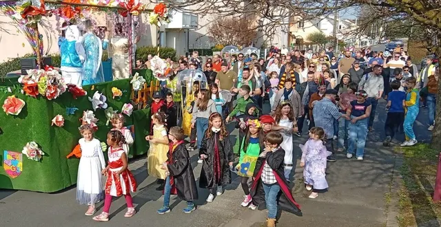 photo  plus d’une centaine d’enfants et de parents dans les rues.  &copy;  le maine libre 