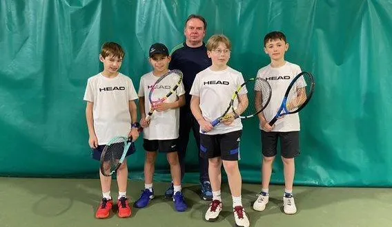 photo  les 11-12 ans garçons vice-champions de la sarthe avec le président du club bruno godefroy.  &copy;  le maine libre 