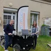 photo  natacha va remplacer olivier, ici avec le triporteur acquis pour le projet « numérik en route » 