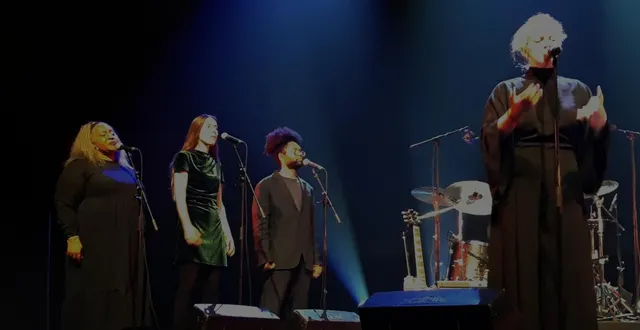 photo  entourée de quatre musiciens et trois choristes, l’artiste a livré une prestation de très haute volée  &copy;  co 