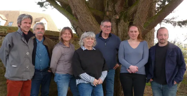 photo  laëtitia demay, deuxième à droite, entourée des bénévoles de la fondation jean-jousse, a été élue présidente de l’association.  &copy;  ouest-france 