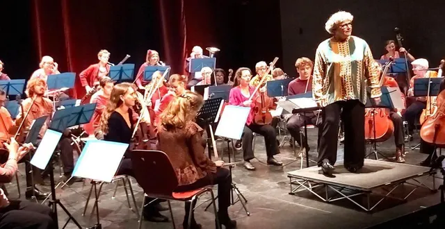 photo  dimanche, à 18 h, l’orchestre symphonique de bercé, composé de 35 musiciens dirigé par catherine prada, s’est produit à la castélorienne, devant plus de 200 spectateurs. au programme : reprises de domenico cimarosa, jean cras et joseph haydn (avec « la symphonie de la reine »), sur un menuet, énergique, ludique et plein de gaieté. après une rafale d’applaudissements, l’orchestre a joué de nouveau à trois reprises.  &copy;  ouest-france 