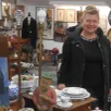 photo  aurélie tintor devant une partie de sa brocante. 
