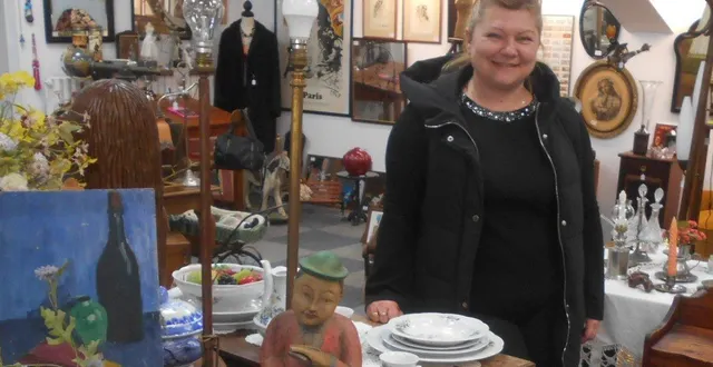 photo  aurélie tintor devant une partie de sa brocante.  &copy;  ouest-france 
