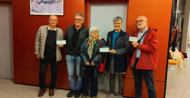 photo  les représentants des deux associations zemberin et la tontine qui soutiennent des projets au bénin et au sénégal, ont reçu chacune un chèque de 1 000 euros.  &copy;  co 