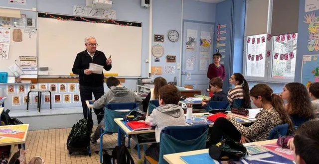 photo  bernard cady et hélène braud, représentants de la ligue contre le cancer, sont intervenus auprès des élèves de cm1 de l’école saint-louis.  &copy;  co 