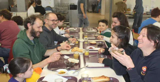 photo  un repas dans une bonne ambiance pour bien commencer la journée.  &copy;  co 