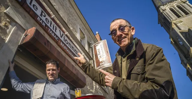 photo  vion, lundi 2 mars 2026. paulo, ici avec guillaume, le gérant du « petit vionnais », a poussé la chansonnette pour défendre les petits bistrots.  &copy;  le maine libre - denis lambert 