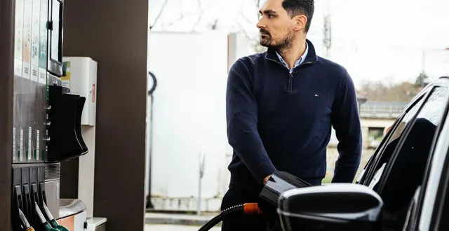 photo  florian pléau, chauffeur vtc administrateur de l’application « les chauffeurs sarthois » doit prendre en compte la hausse des prix de l’essence lors de ses trajets quotidiens.  &copy;  ouest-france 