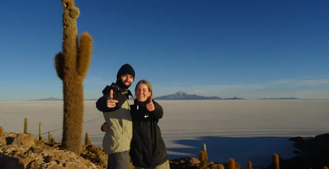 photo  parmi les temps forts de leur long périple, joseph et amy sont tombés sous le charme de l’île aux cactus, à salar d’uyuni, bolivie.  &copy;  amy ferguson 