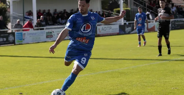 photo  l’attaquant benoît boulanger est appelé dans le groupe première du fc chauray pour le déplacement aux herbiers, vendredi 13 mars 2026.  &copy;  co - benoit felace 