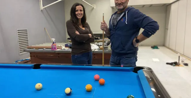 photo  jennifer valdairon et albert pettener sont védaquais depuis peu et passionnés de billard américain. originaires du grand est, où ils faisaient vivre leur passion, ils ont décidé de l’implanter en sarthe.  &copy;  ouest-france 