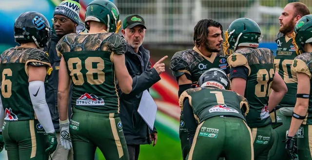 photo  les sarthois des caïmans 72, réunis autour de leur head coach charles paviot.  &copy;  arnaud despelchain 