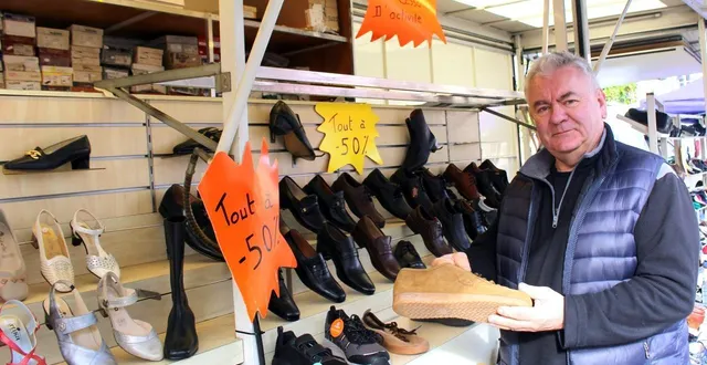 photo  de nombreuses chaussures sont encore disponibles dans le camion de patrice gautier.  &copy;  le maine libre 