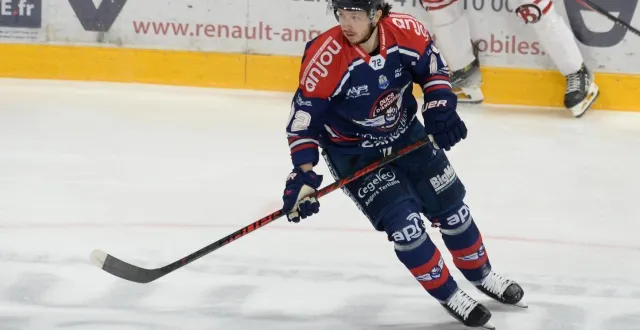 photo  téo sarliève, ici face à briançon, lors du dernier match de la saison régulière.  &copy;  photo co - jérôme hurstel 